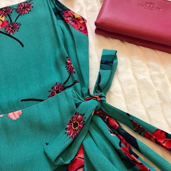 XS FLORAL RUFFLE WRAP DRESS BY EXPRESS - Picture 5 of 11